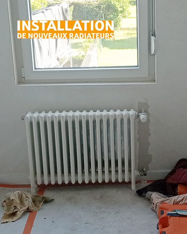 Radiateur installé sous une fenêtre dans une pièce en travaux